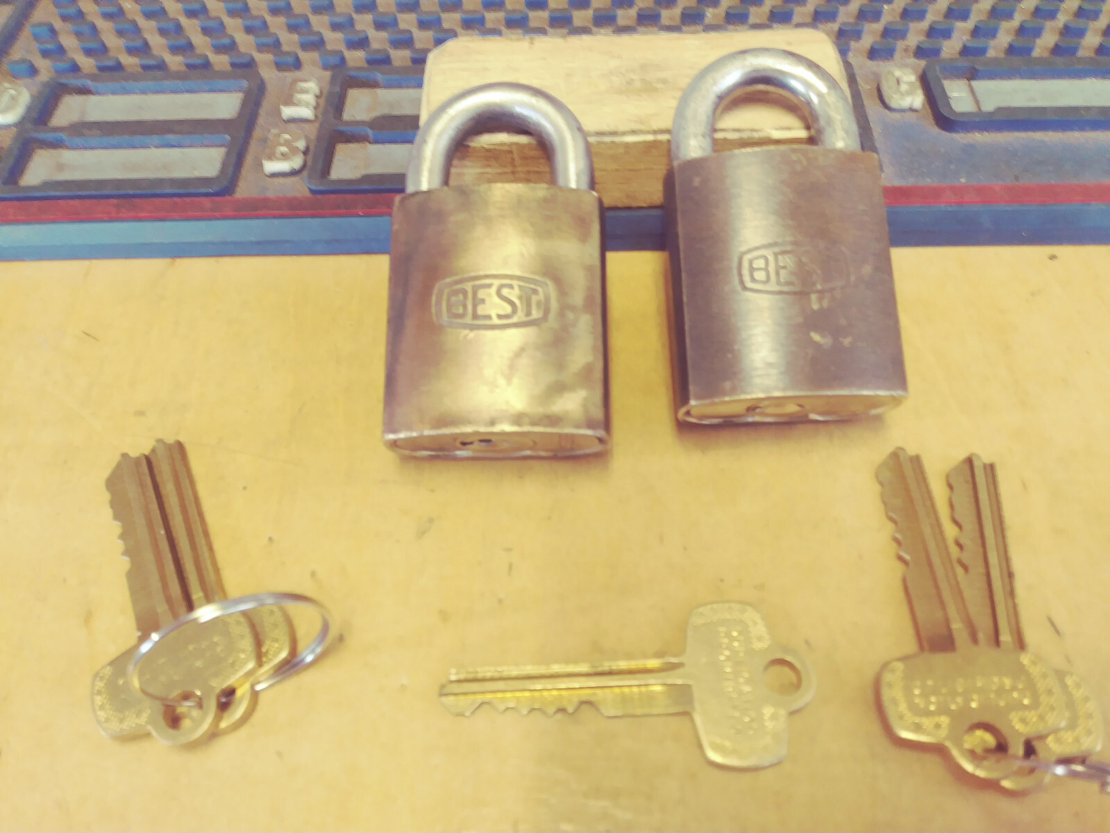 2 vintage BEST padlocks operating-2 keys each + CONTROL KEY-keyed alike 3e38
