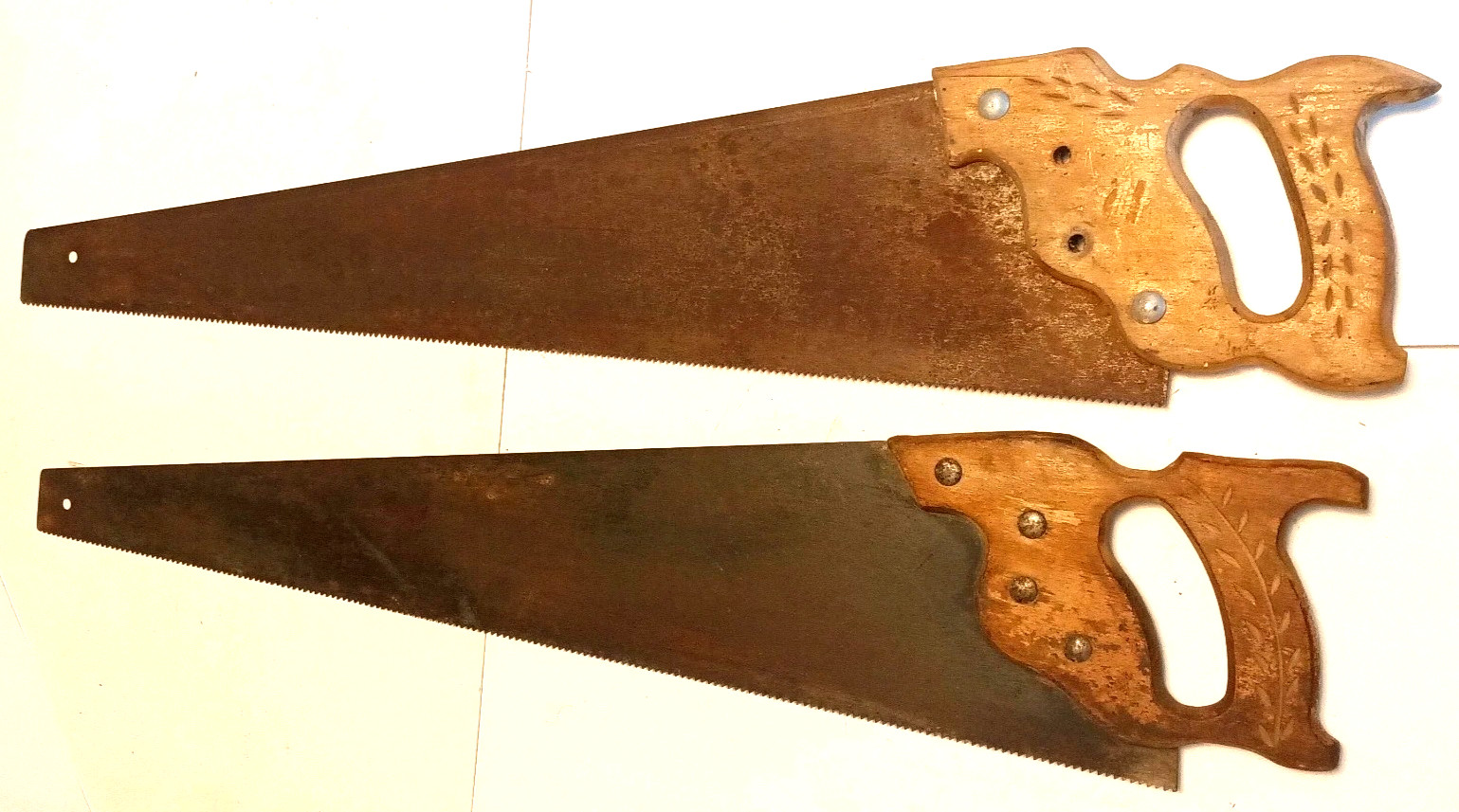 8 Vintage/Antique Hand Saw Lot 26″ + 20″ Wood Handle Carved Wheat & Sea Designs