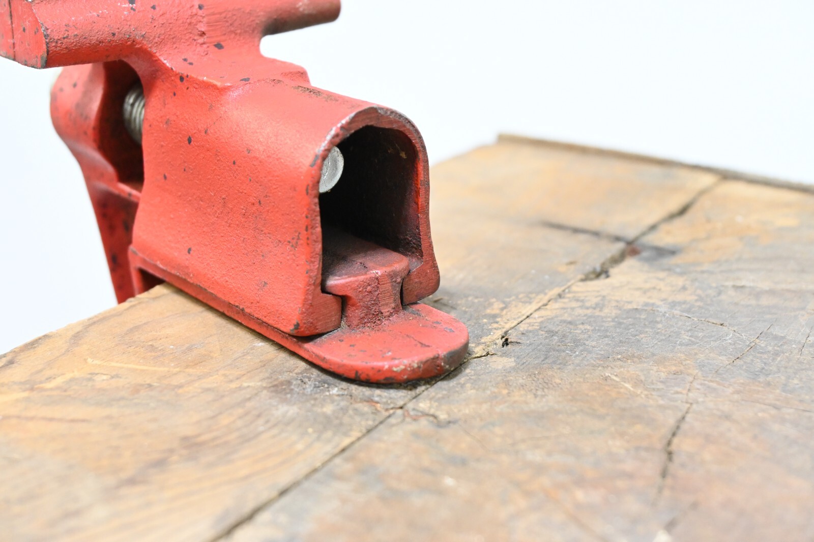 Small Vintage Red Bench Vise Jewelers Watchmakers Engravers Vise 2 5/8″Jaws