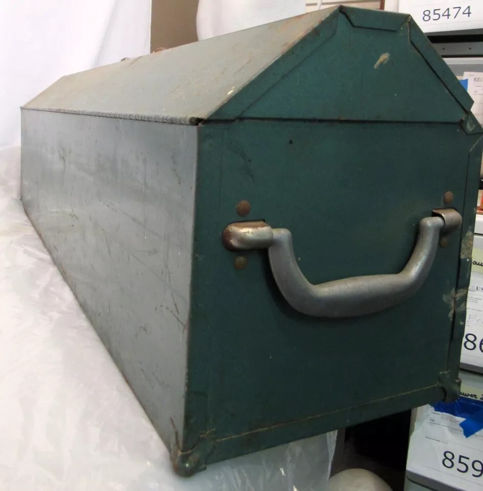 VINTAGE WATERLOO (IA) HEAVY DUTY METAL TOOL BOX CHEST GREEN (87946)