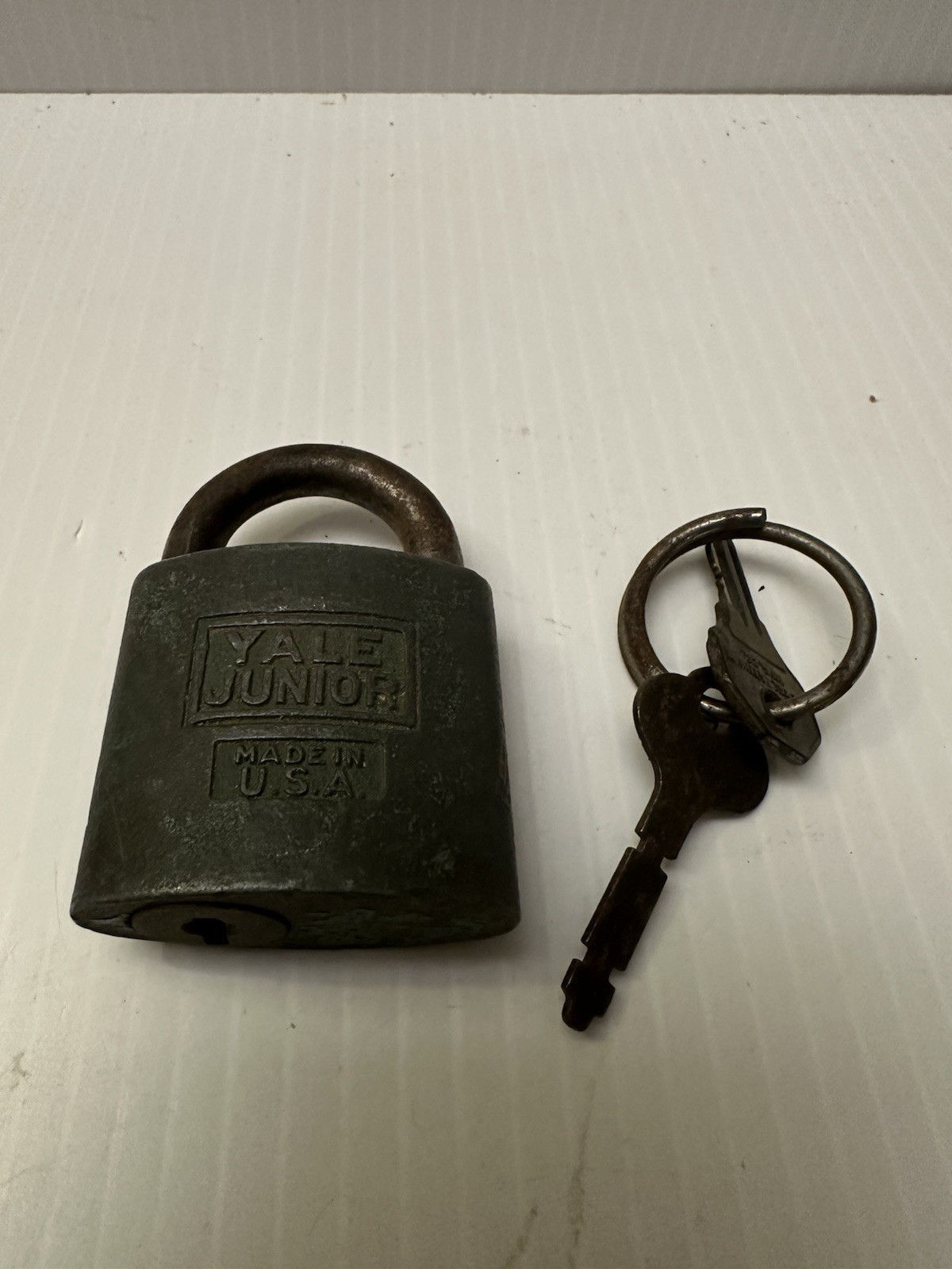 VINTAGE YALE JUNIOR DISC TUMBLER PADLOCK ORIGINAL KEY. /DWK183