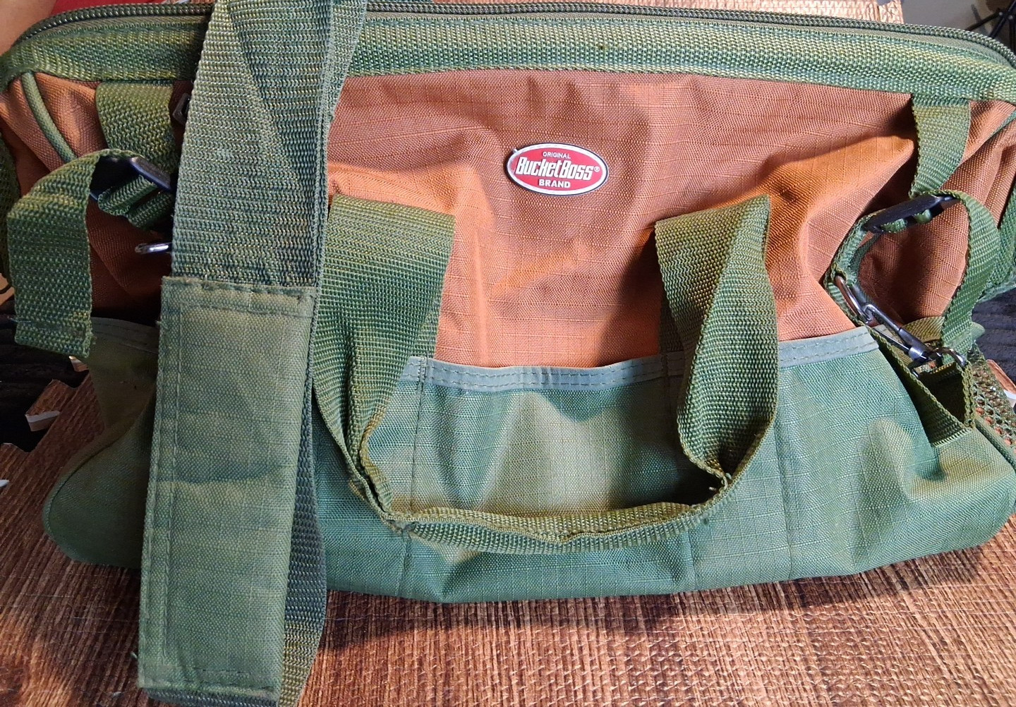 Bucket Boss GateMouth Green & Brown 20″ EUC