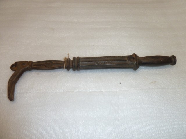 VINTAGE METAL NO-58 NAIL PULLER SUREGRIP BRIDGEPORT HARDWARE MFG CORP U.S.A.