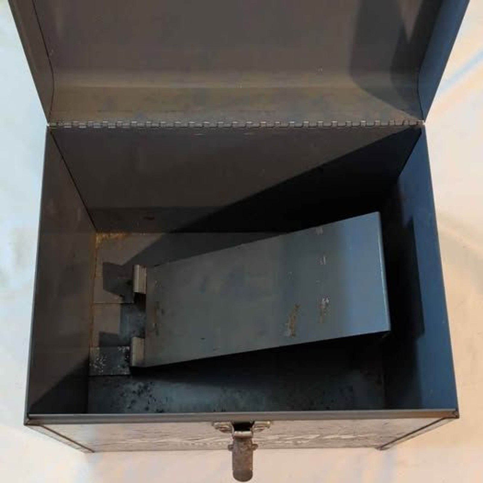 Vintage Skilsaw Metal Carrying Case Tool Box Empty with Blade Insert Cradle Vtg