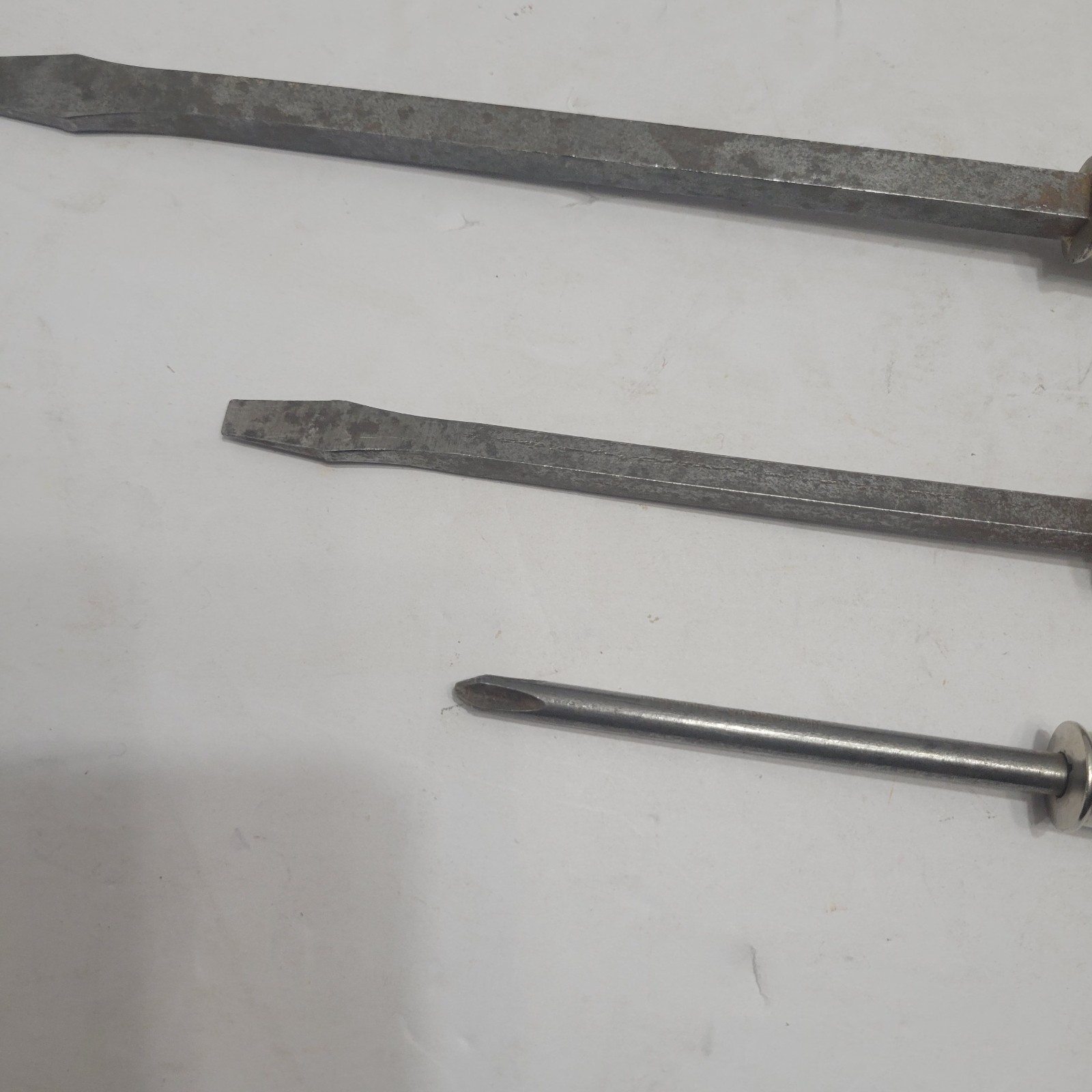Lot Of 4 – Vintage IRWIN 800 Screwdrivers USA Wooden Handles
