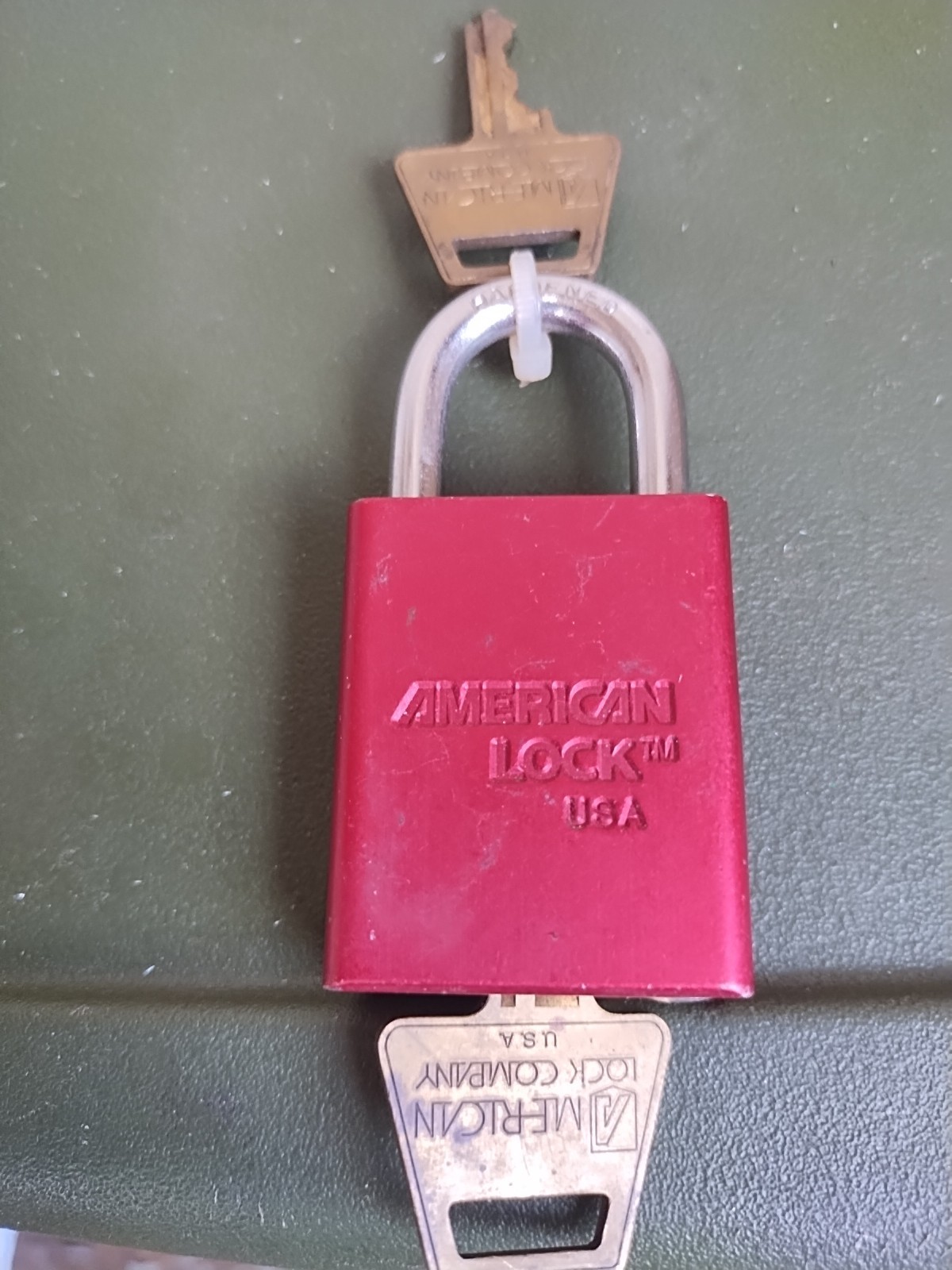 American Lock Company 1105 Padlock USA with 2 Keys Red Good Condition