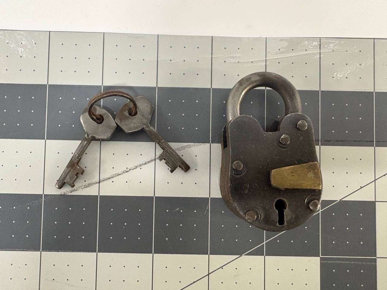Antique Style Padlock Iron with Brass Logo with 2 Key Padlock and Keys