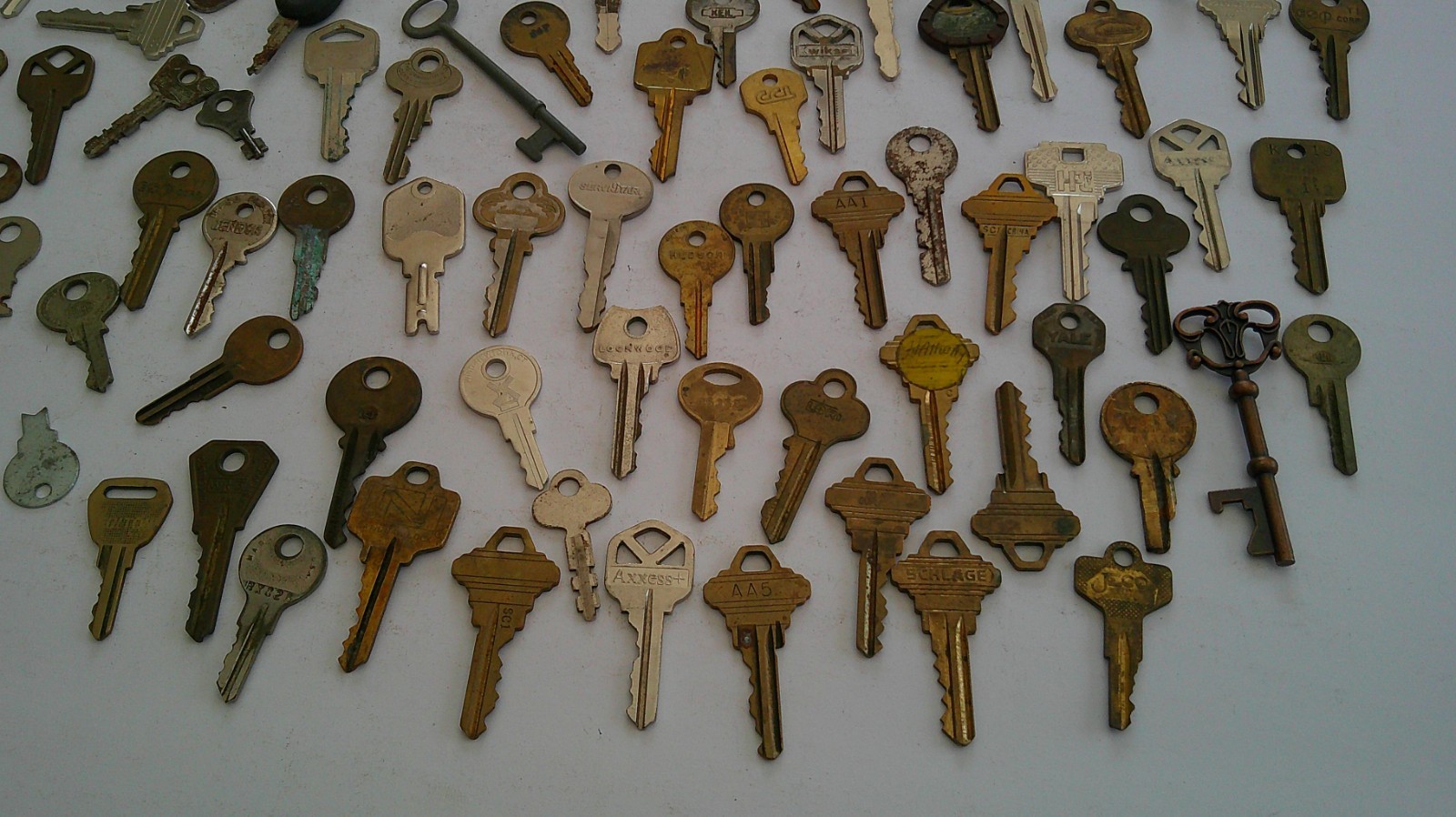 Vintage Lot of 100 Miscellaneous Keys