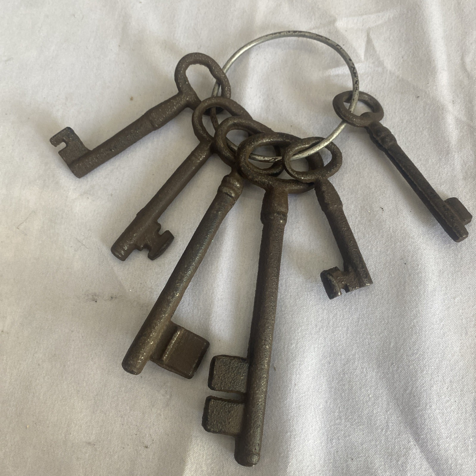 Set Of 5 Decor Cast Iron Skeleton Keys On Ring Various Sizes 6″ Jail VTG?