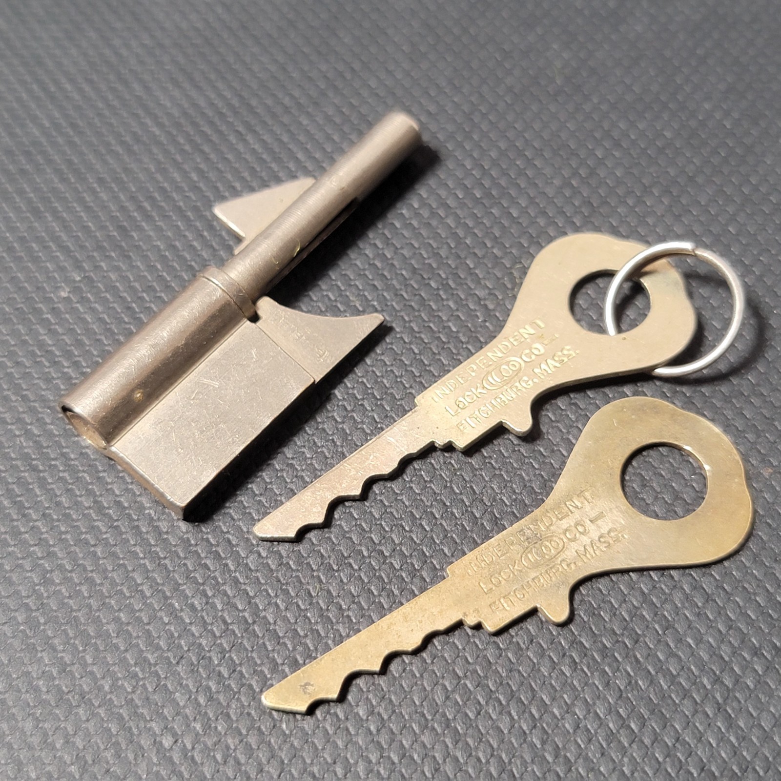 Vtg Scarce Independent Key Insert Lock Keyhole Guard Extra Matching Key J6-62