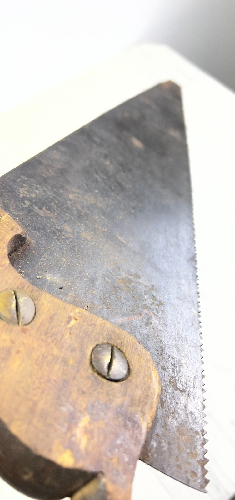 Vintage Simonds Saw Mfg Co 24″ Hand Saw Antique Woodworking Tool Medallion USA