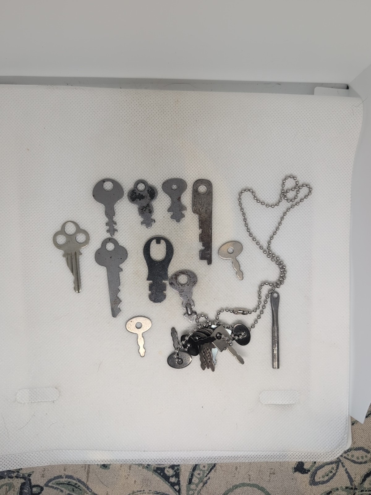 Lot Of Flat Steel Skeleton Dispenser Keys