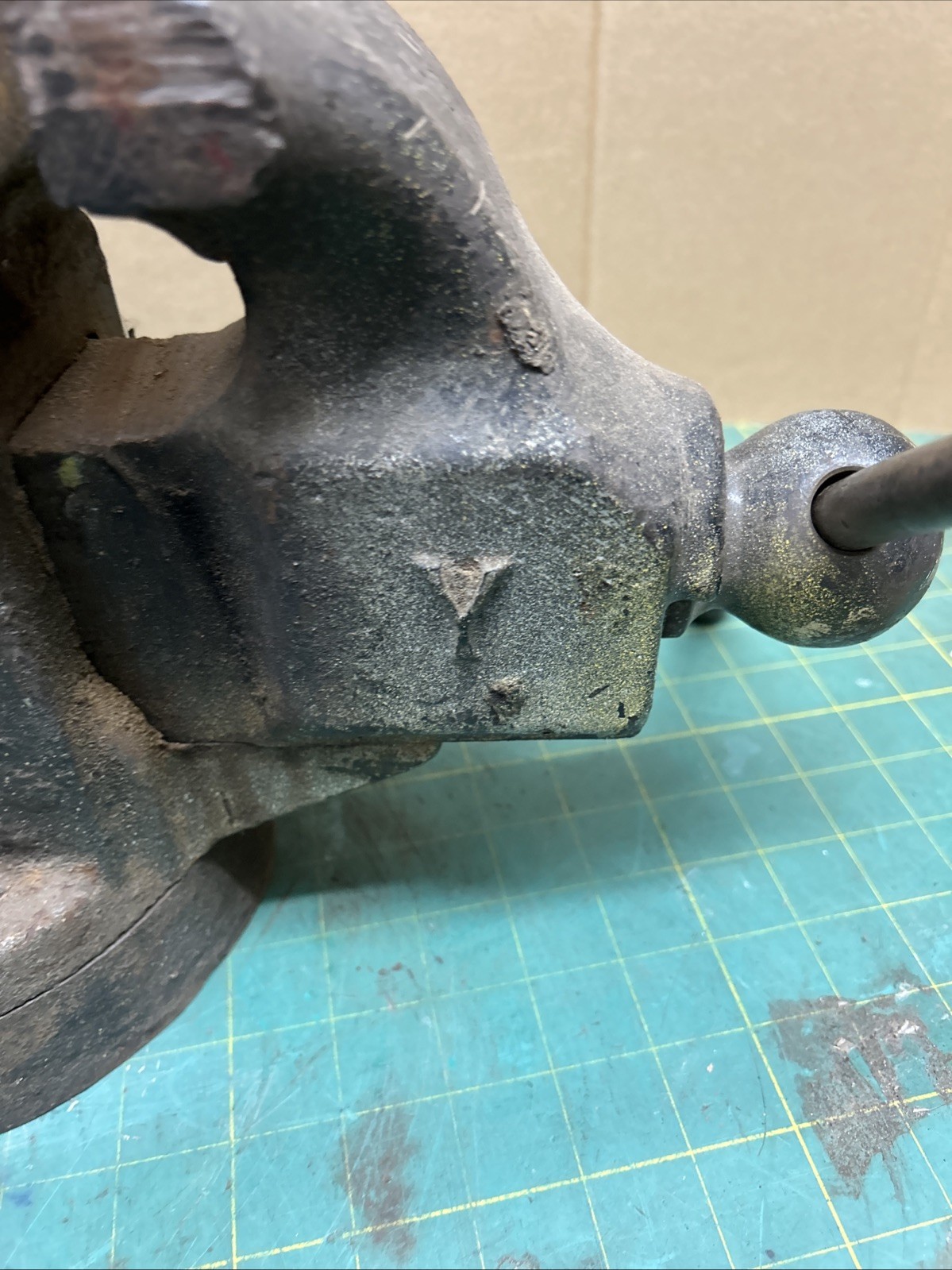 Vintage Original YOST Mfg. Co. Model 204 Bench Vise W/ 4″ Jaws – USA 49 LBS