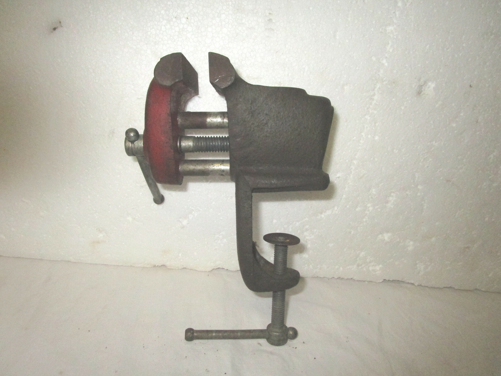 Vintage bench top 2 1/2″ clamp on vise–marked C Z