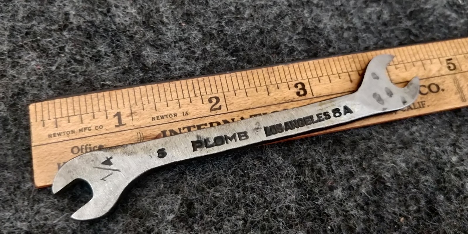 1928!! PLOMB TOOL MFC CO #56 Wrench 1/4″ x 5/16″ early round O UNUSED?