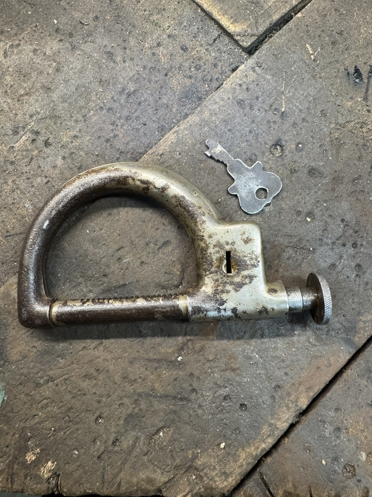 VINTAGE 1913 PadLOCK w key IRON PADLOCK LOCK D lock Garment Bike Bicycle