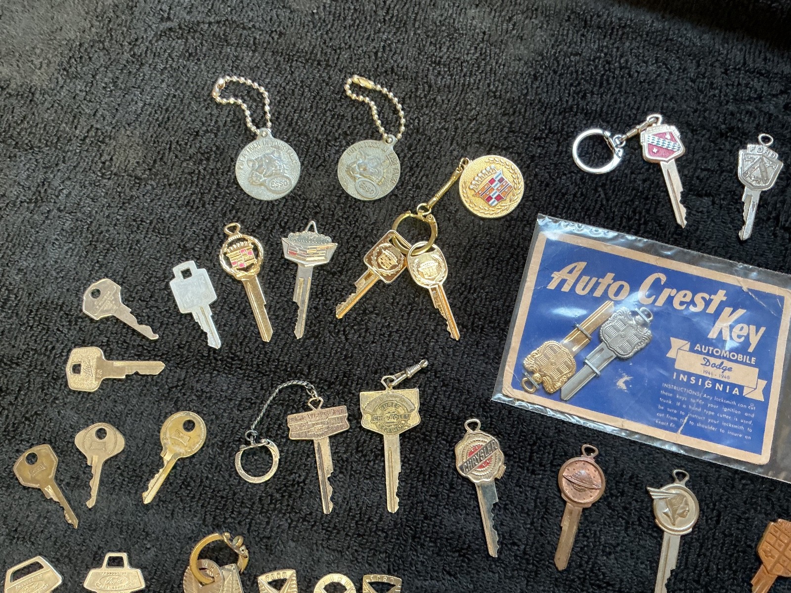 Huge lot of 70 Antique and vintage automobile keys