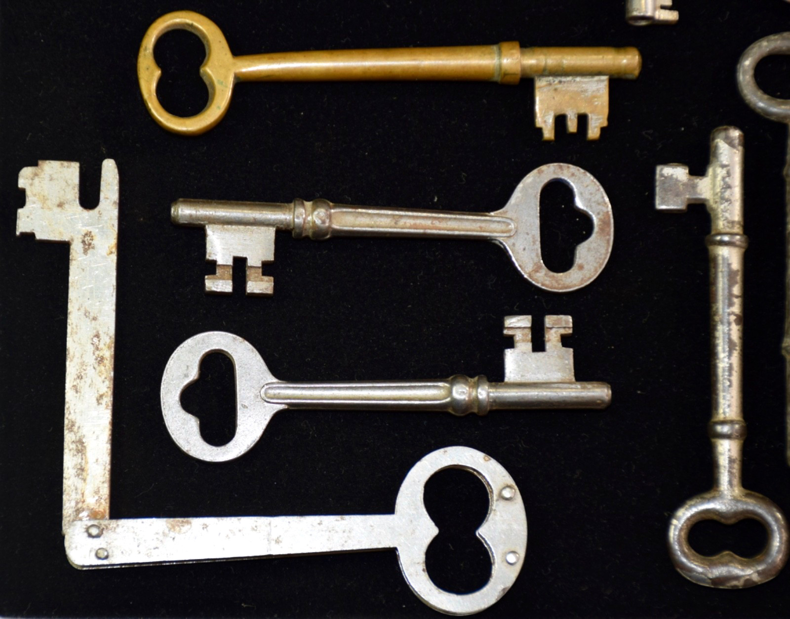 Lot of 32 Antique Vintage Skeleton Folding Barrel Keys Door Lock Trunk Cabinet