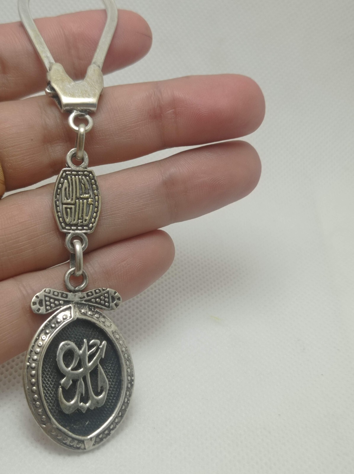 Medal An 800 silver key chain with the word God written on it, suitable for all