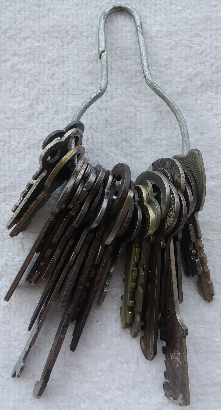 KEY RING WITH 24 VINTAGE AND ANTIQUE KEYS