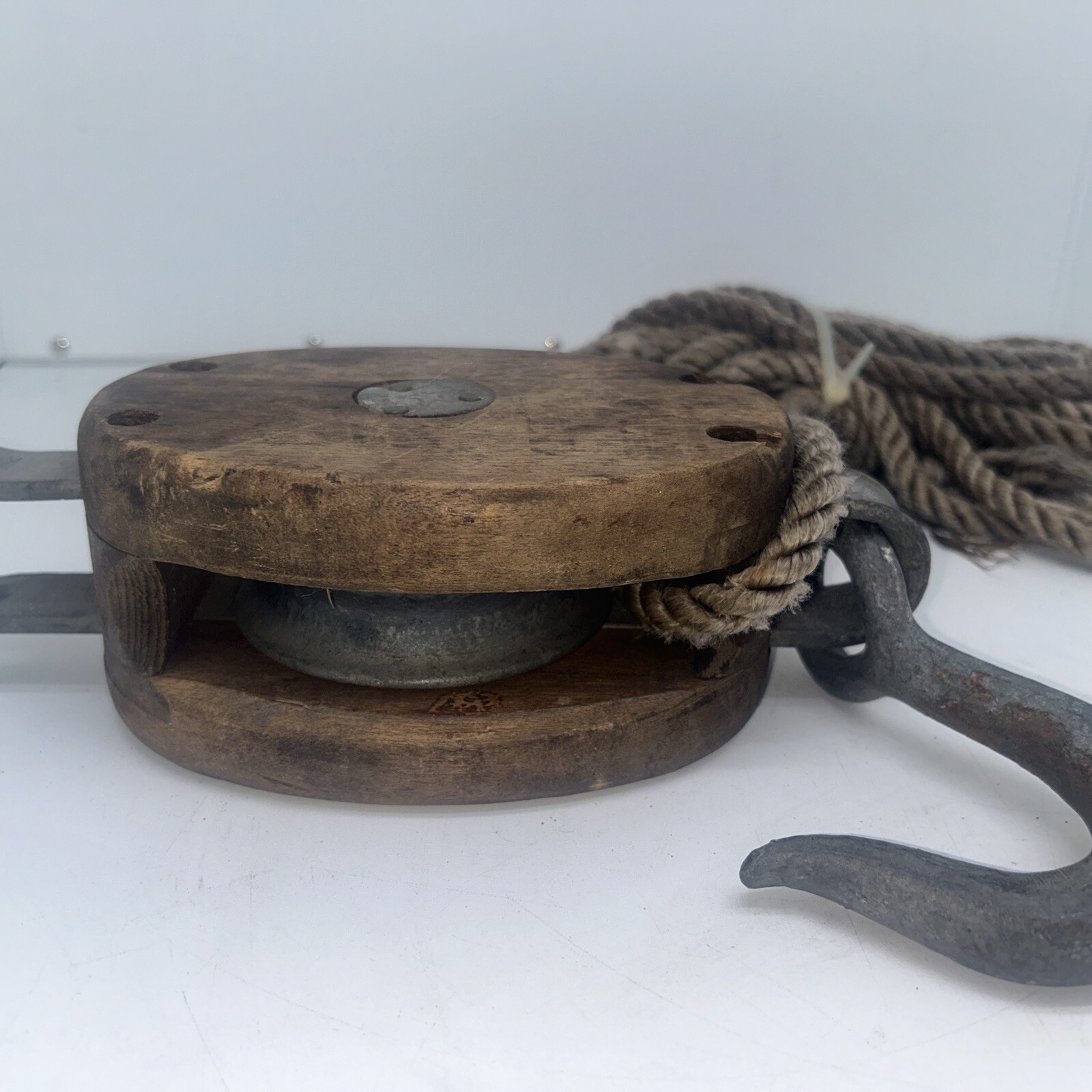 Vintage Weathered Wood Iron Block & Tackle Pulley Hook Rope Barn Farm Decor J19