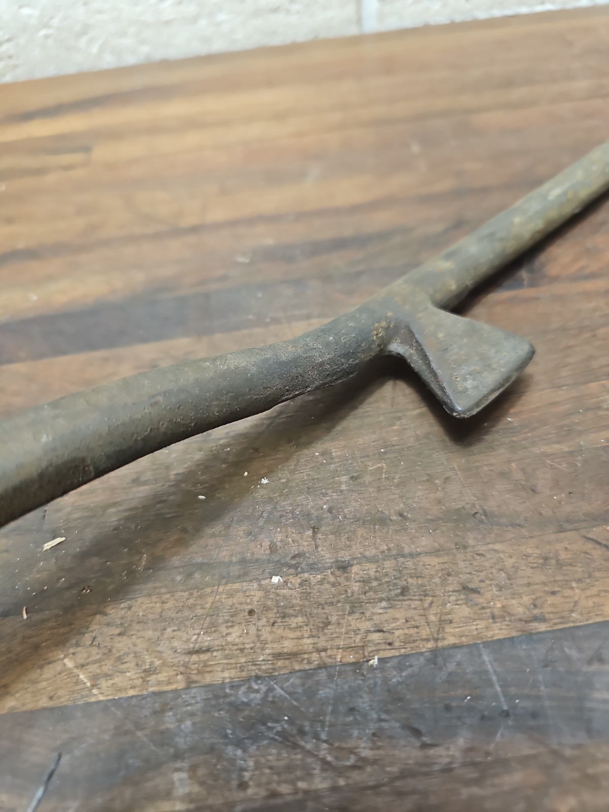 R62-antique unknown purpose 33″ long iron pry bar type tool