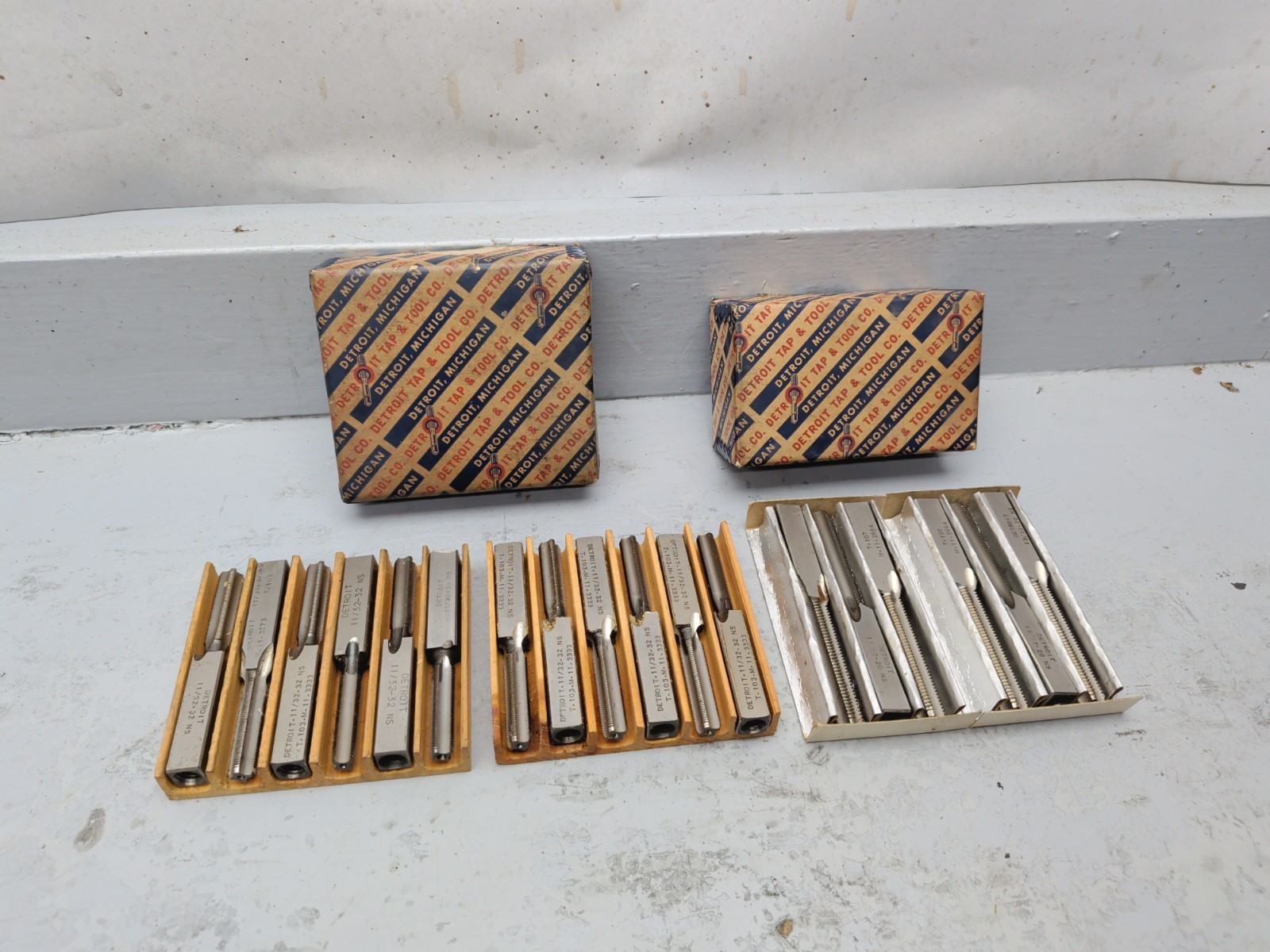 NOS VINTAGE DETROIT TAP & DIE SQUARE SHANK THREAD TAPS, 18PC, 11/32-32 NS, USA