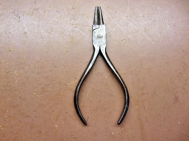 Vintage Unbranded Round Nose Snap Ring Pliers Just 4″ Long Made in Italy Clean!