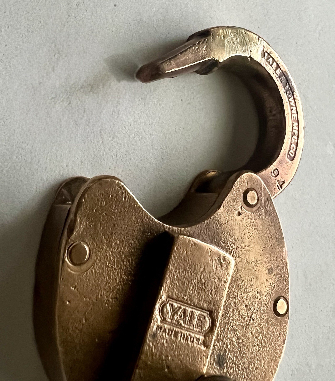Yale & Towne Cast Brass Pancake Padlock with Chain & STABLE Key D1625½