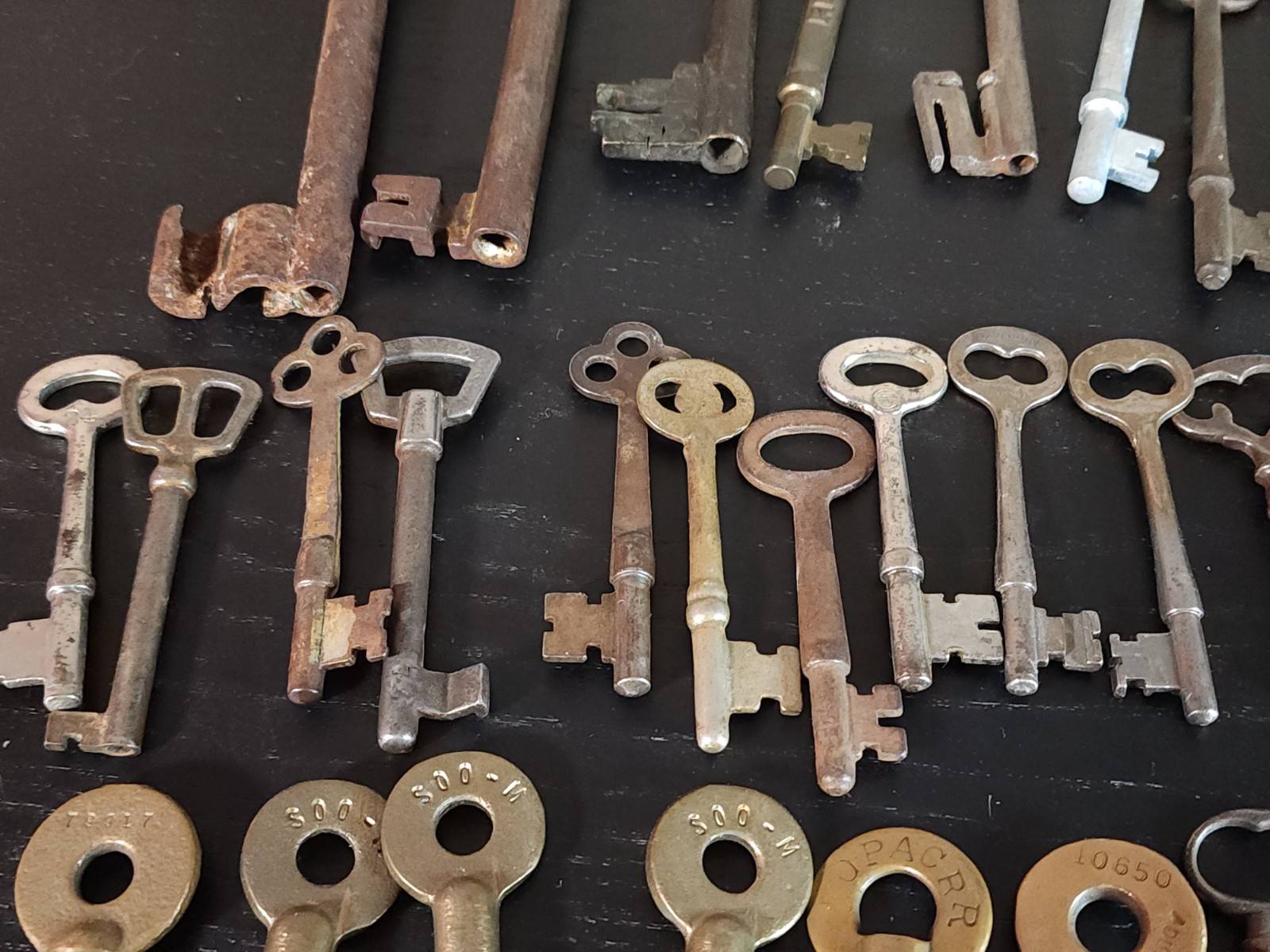 Skeleton Key Collection 50+ ANTIQUE KEYS Big & Small AUTHENTIC LOT – .75″ to 6″