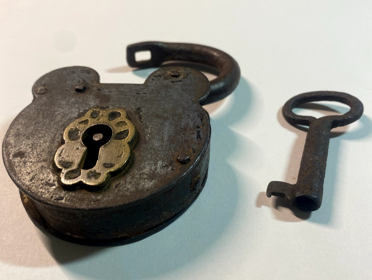 Antique Smokehouse Padlock W/ Key brass, steel, iron 2.5″ X 3.5″ (doesn’t lock)