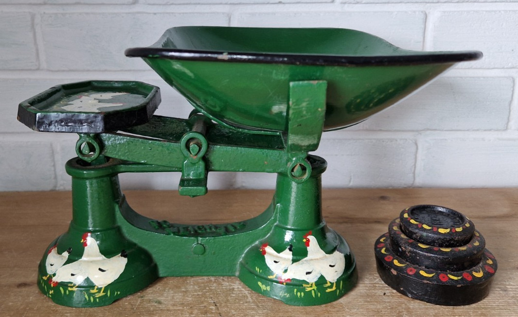 VINTAGE RUSTIC CAST METAL HAND PAINTED KITCHEN WEIGHING SCALES ROOSTER CHICKEN