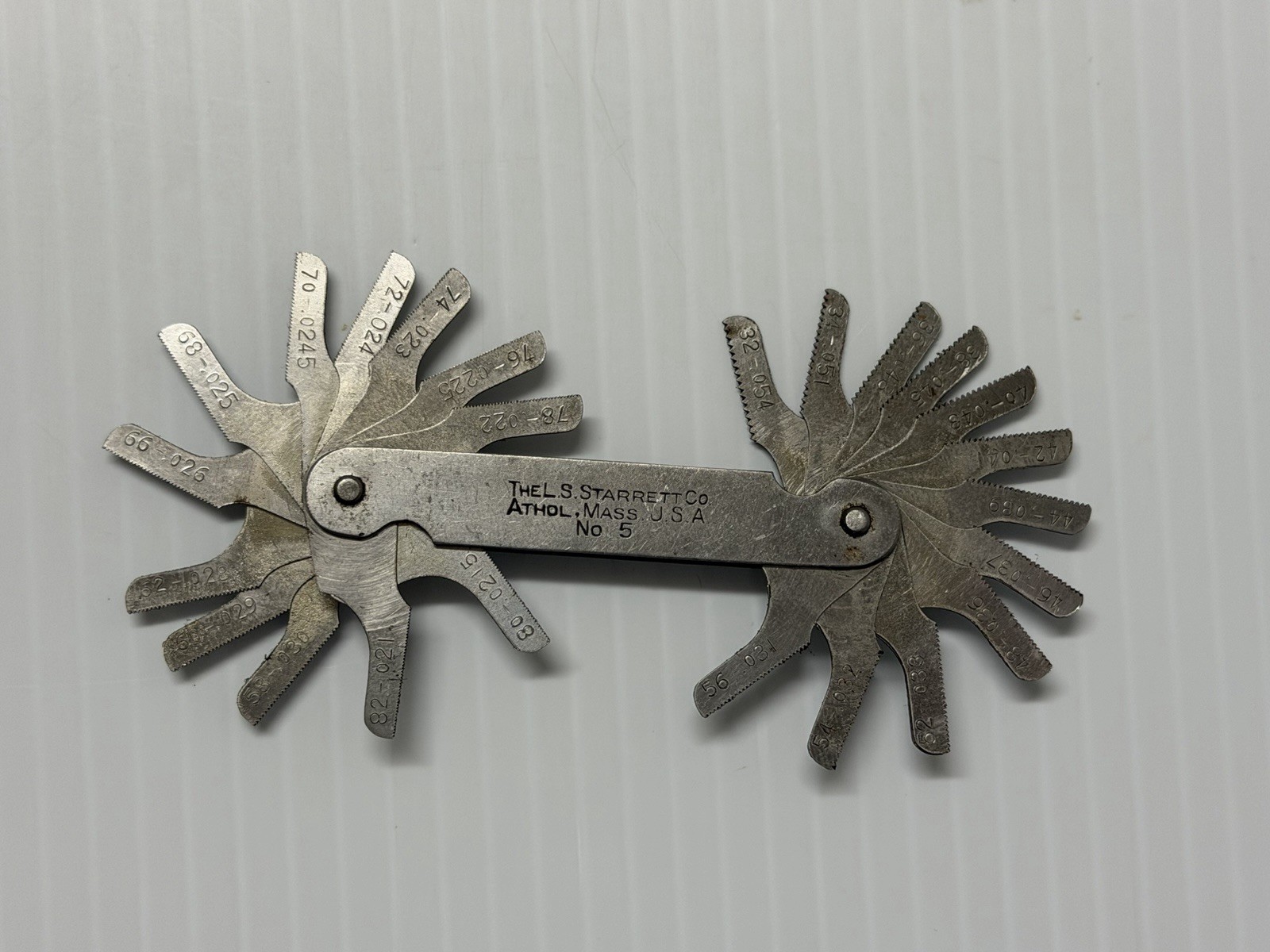 VINTAGE L.S. STARRETT No. 5 Screw Pitch Gage. 26 Pitches from 32 to 82 Tpi