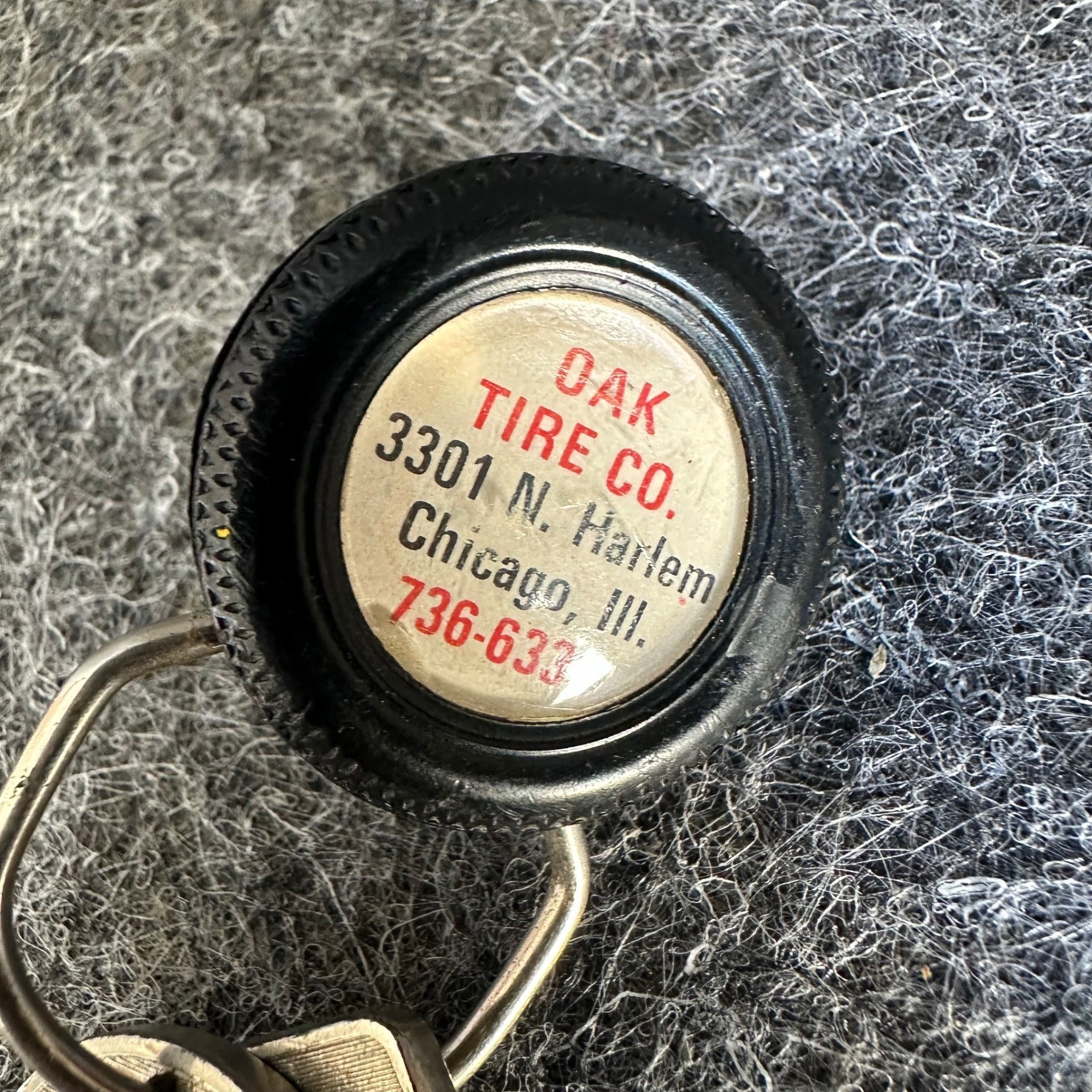 VINTAGE Collectible Ford Set of 2 Keys with Chicago Illinois Key Chain Oak Tire