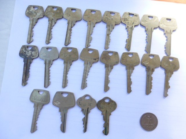 Sargent lot of 20 Keys 1 with stripes, 2 ornate All cut and used key 2 qu