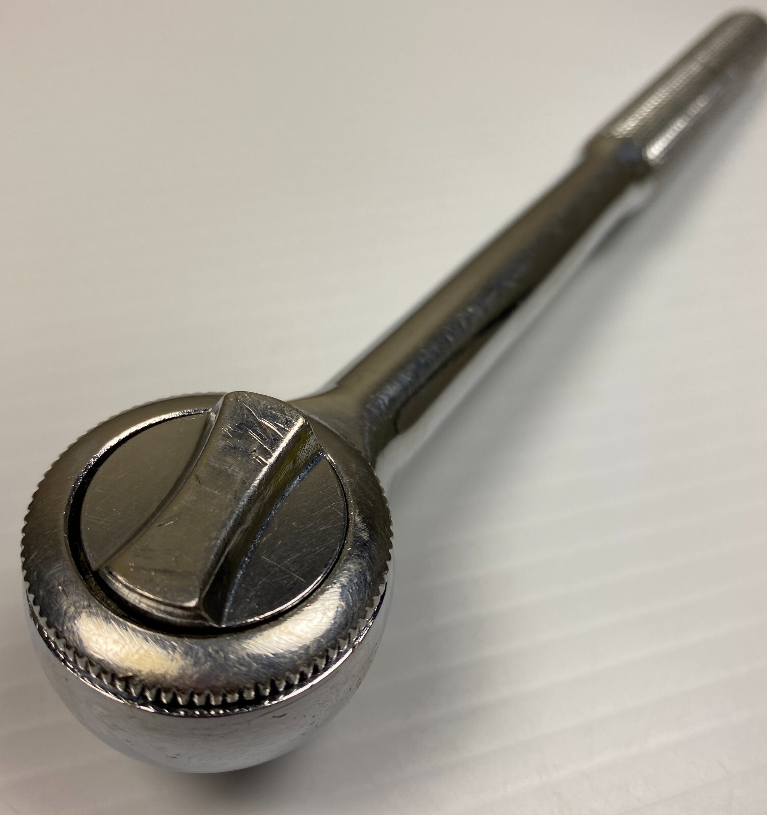Vintage Unbranded Chrome Reversible RatchetThumb Wheel 3/8″ Drive Knurled Handle
