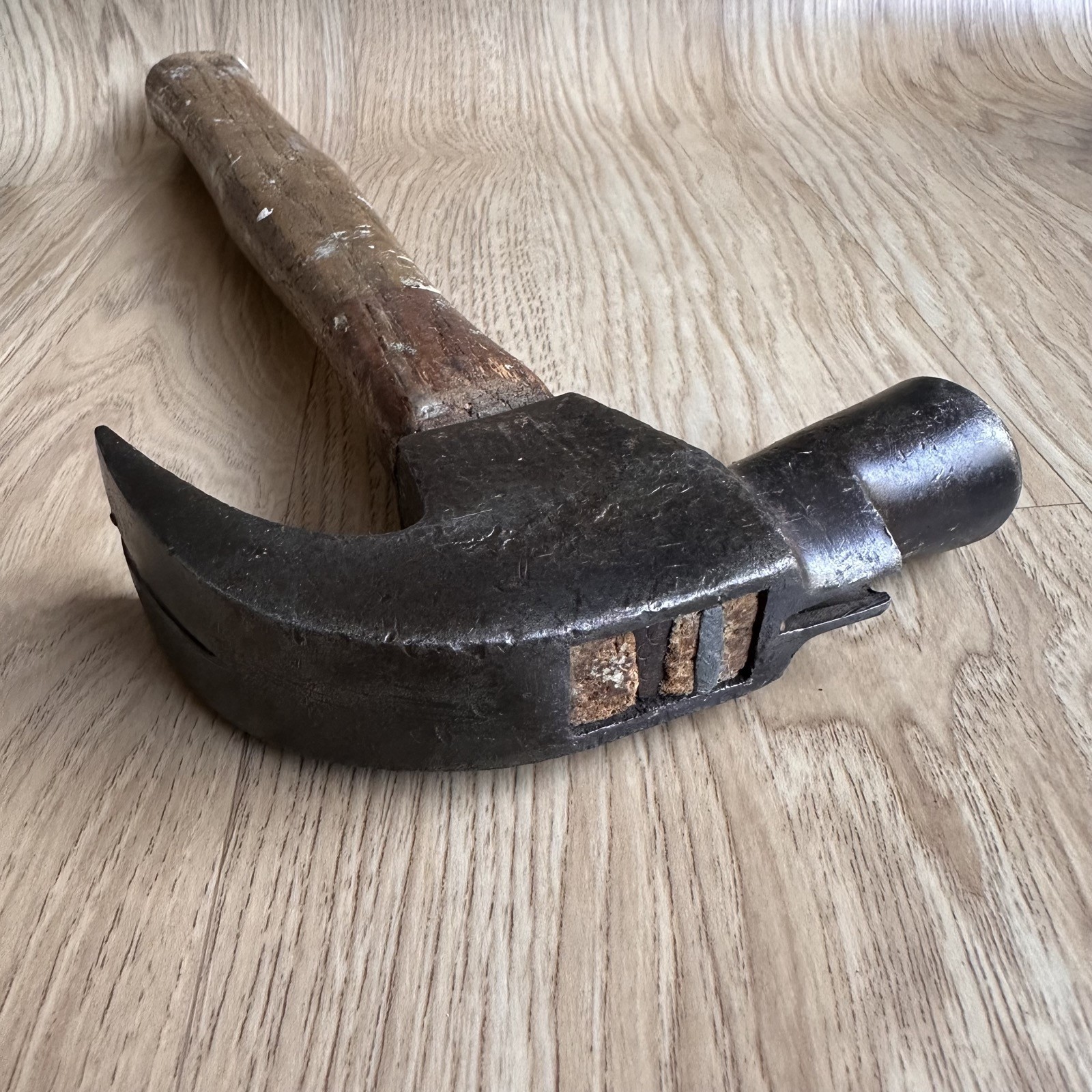 Early pat antique nail holding 18oz carpenters claw hammer hand tool