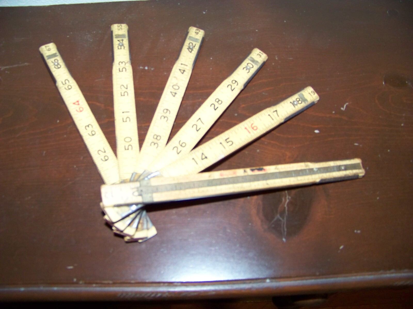 VINTAGE 1940’S LUFKIN FOLDABLE 72″ WOODEN WITH METAL MEASURING STICK