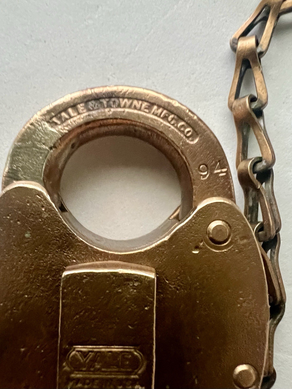 Yale & Towne Cast Brass Pancake Padlock with Chain & STABLE Key D1625½