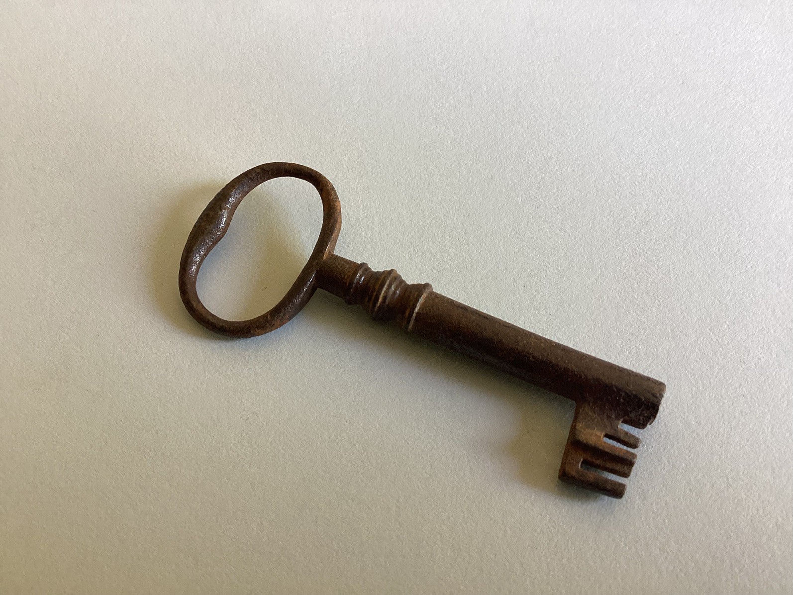 EARLY VICTORIAN HOLLOW BARREL CAST IRON KEY WITH DISTINCTIVE FEATURES (KEY 33)