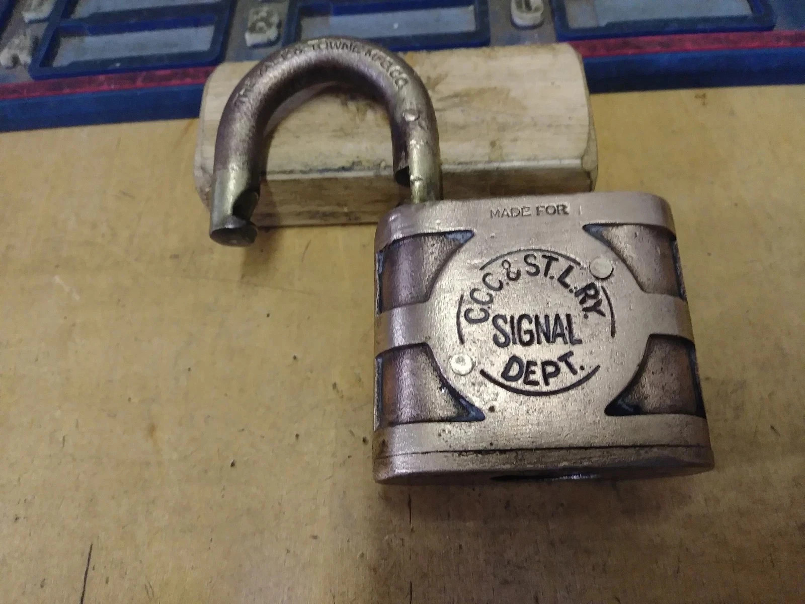 Vintage Yale Brass 851 Padlock CLEVELAND,CINNCINATI,CHICAGO & ST LOUIS /NO KEY