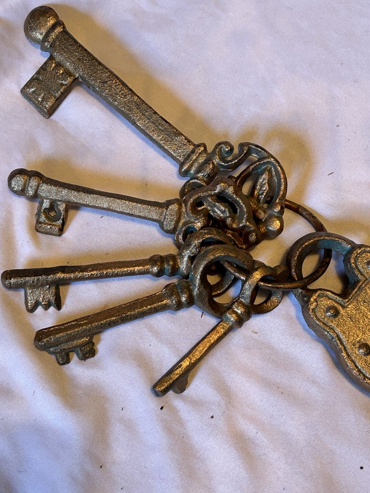 Antique Style Set Of 6 Cast Iron Painted Gold Skeleton Keys And Lock On A Ring