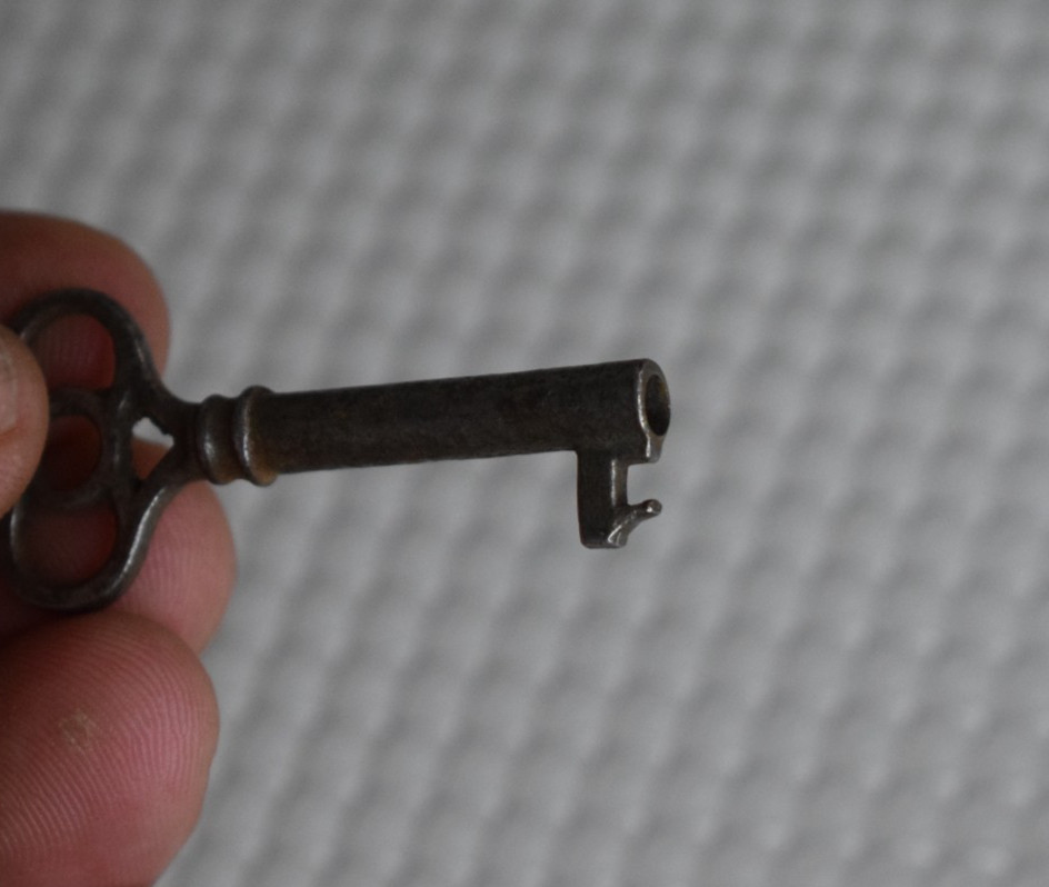 SKELETON KEY METAL CLOVER FURNITURE DRESSER STEAMPUNK CHARM VINTAGE EARLY 1900s
