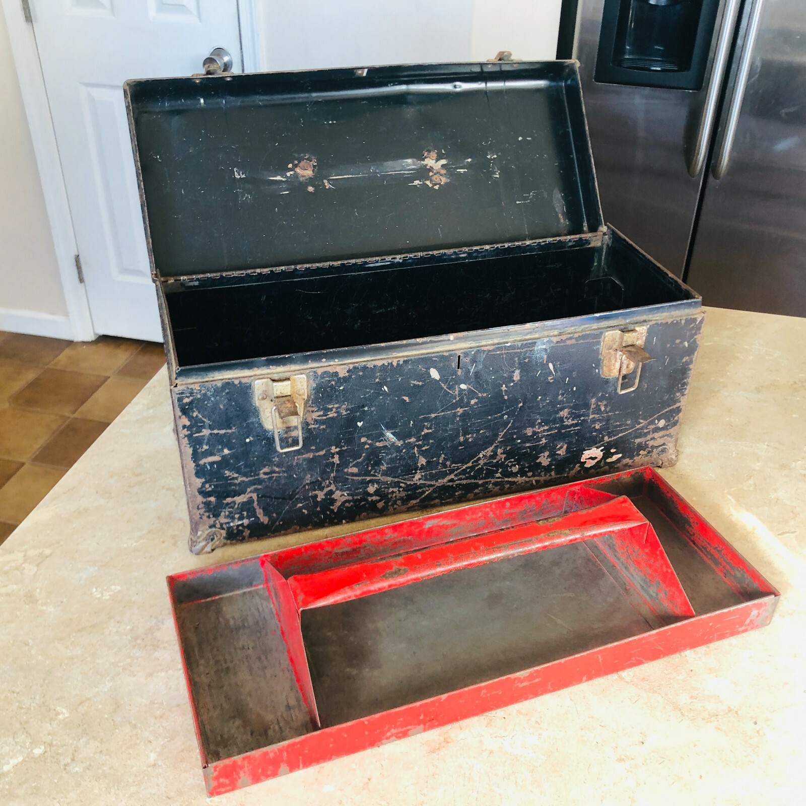 vtg Black toolbox tackle w red tray 20″W x 9.8″H x 8″D Heavy