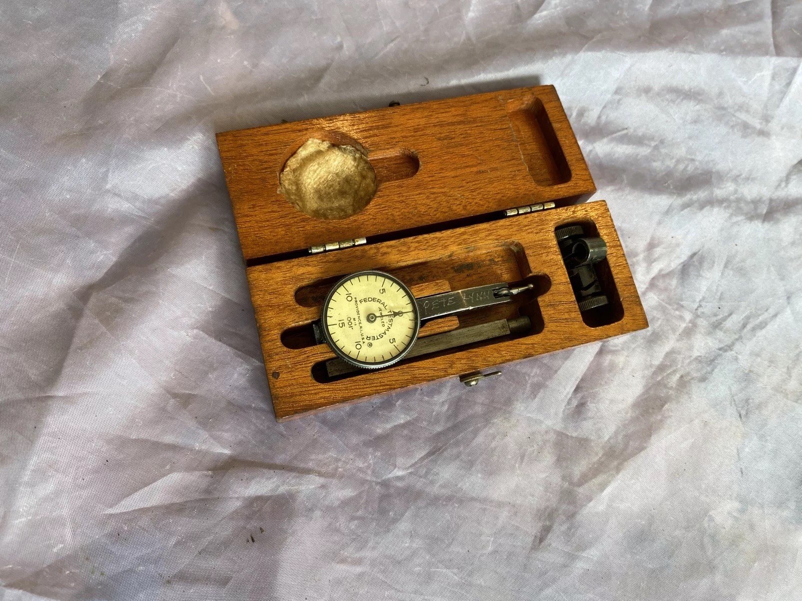 VINTAGE FEDERAL TESTMASTER M-1 DIAL INDICATOR .001 – WOODEN BOX – VERY GOOD COND