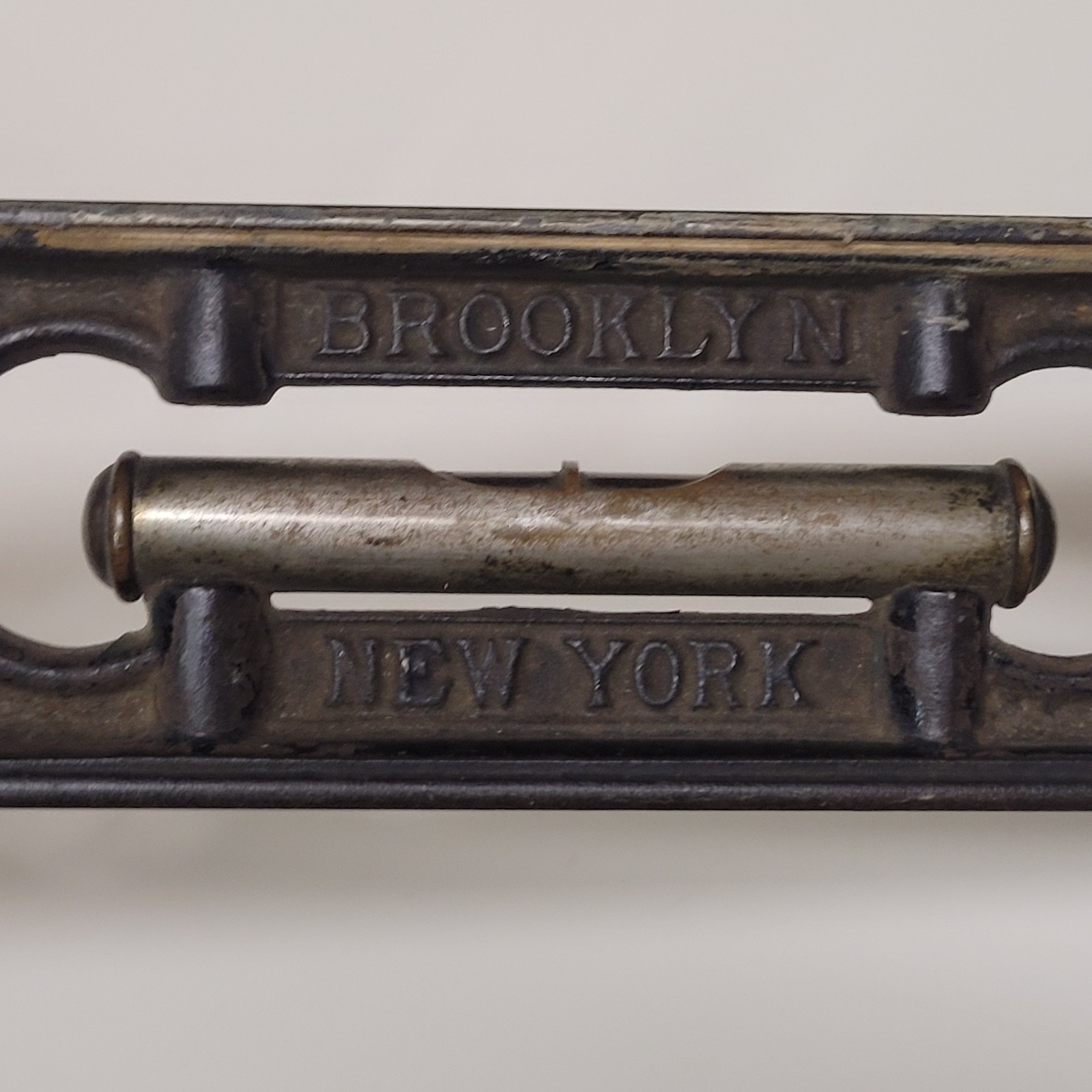 Antique DAVIS PATENT N.W. ROBINSON CO BROOKLYN NEW YORK CAST IRON 18″ LEVEL