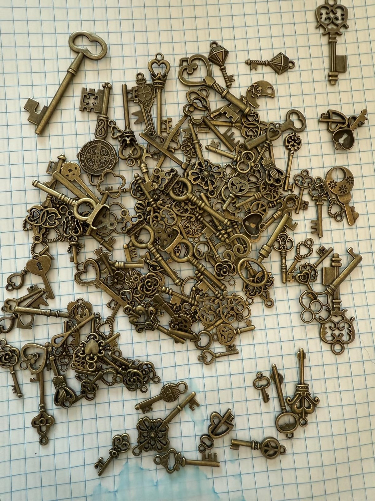 NEW 125 PCS Vintage Skeleton Key Set Charms, Mixed Antique Style Bronze