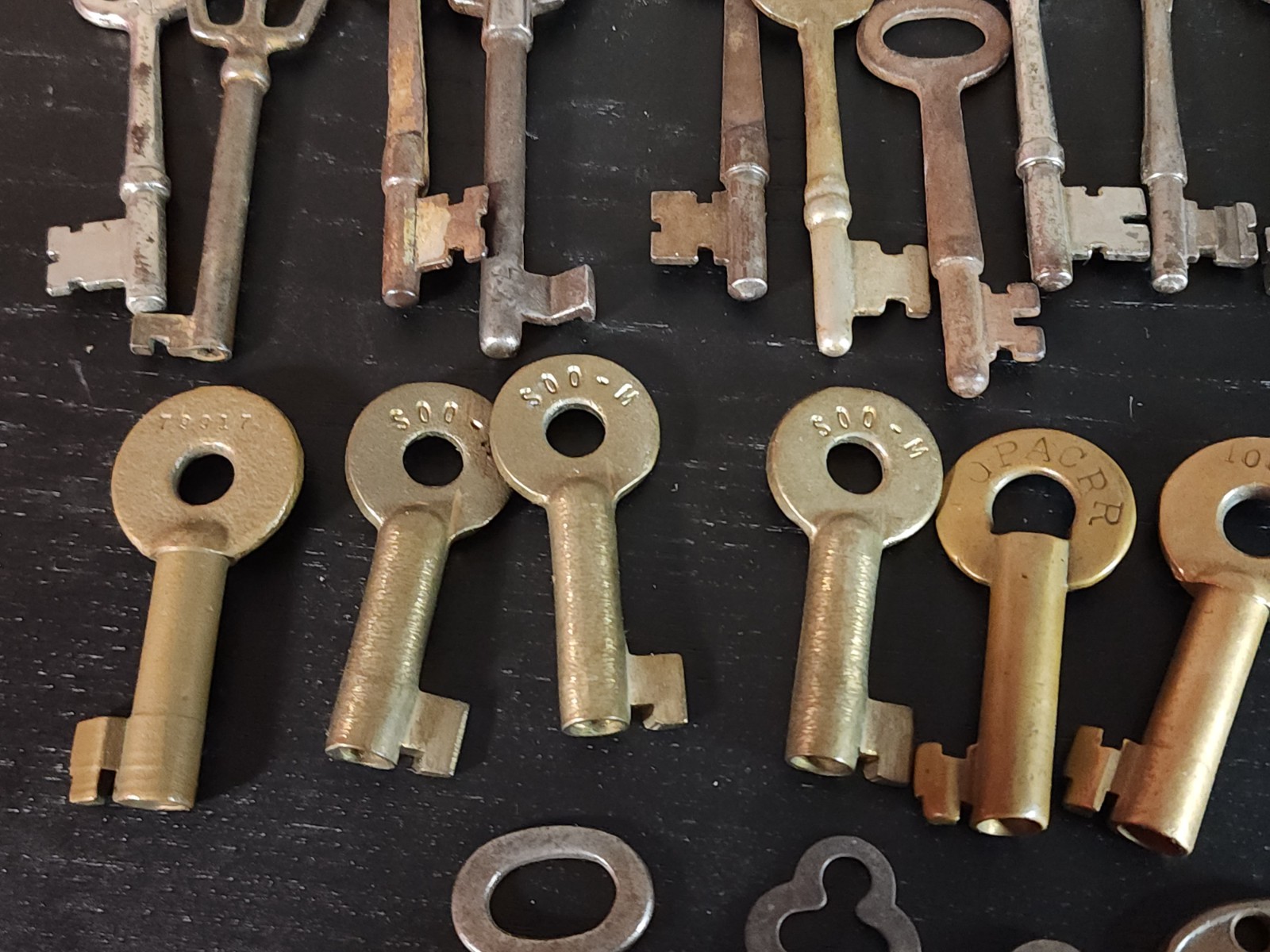 Skeleton Key Collection 50+ ANTIQUE KEYS Big & Small AUTHENTIC LOT – .75″ to 6″