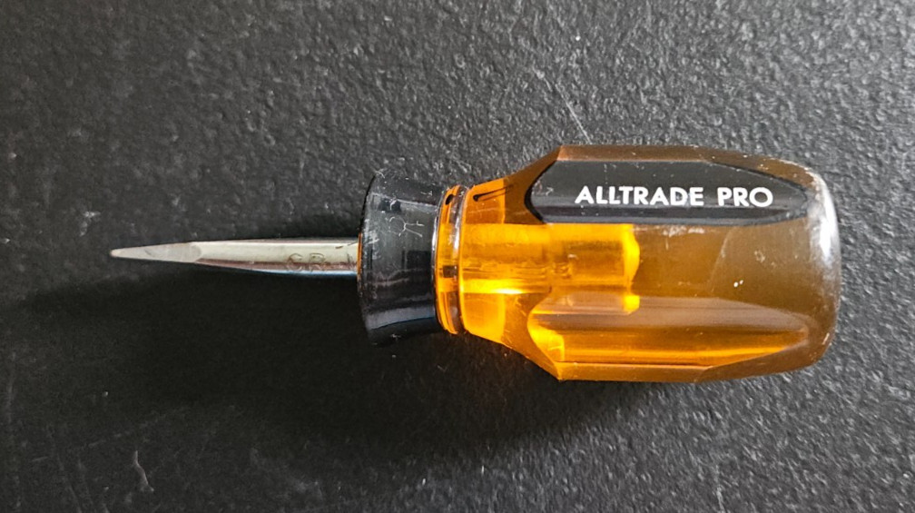 SNUB NOSE FLATHEAD SCREWDRIVER. AMBER / BLACK HANDLE. ALLTRADE PRO CR-V