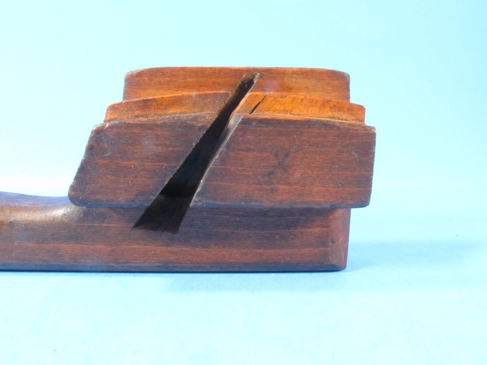 unusual curved & tailed coachmakers 1″ boxed side bead wood molding plane